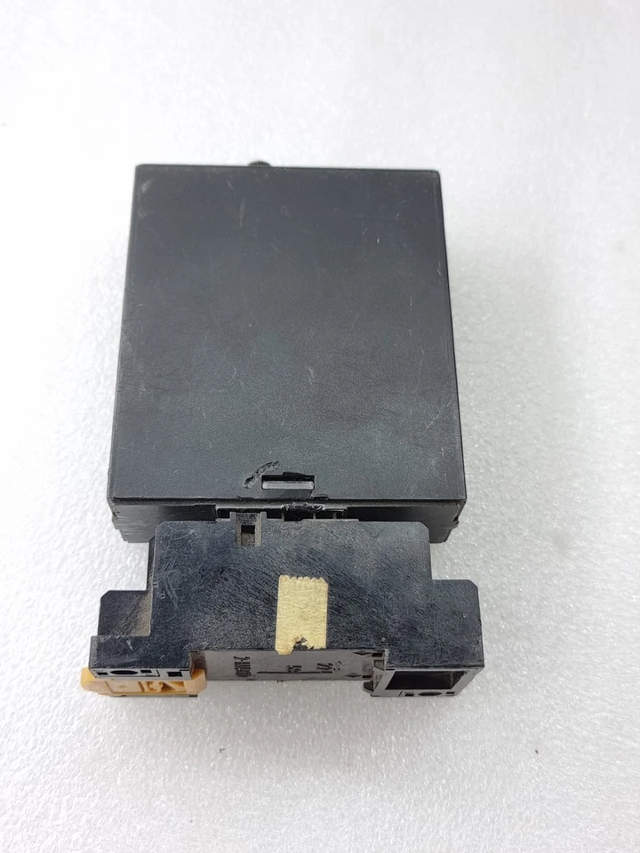 YOKOGAWA JUXTA VJU7 TEMPERATURE CONVERTER TYPE R 4-20mA 100-240VAC/DC WITH BASE